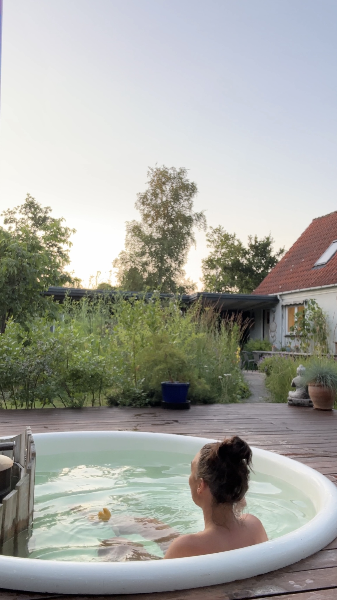 Betinna Meike sidder i spaen med ryggen til og kigger ud